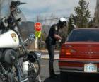Моторизованной полиции офицер с его мото&amp;#109